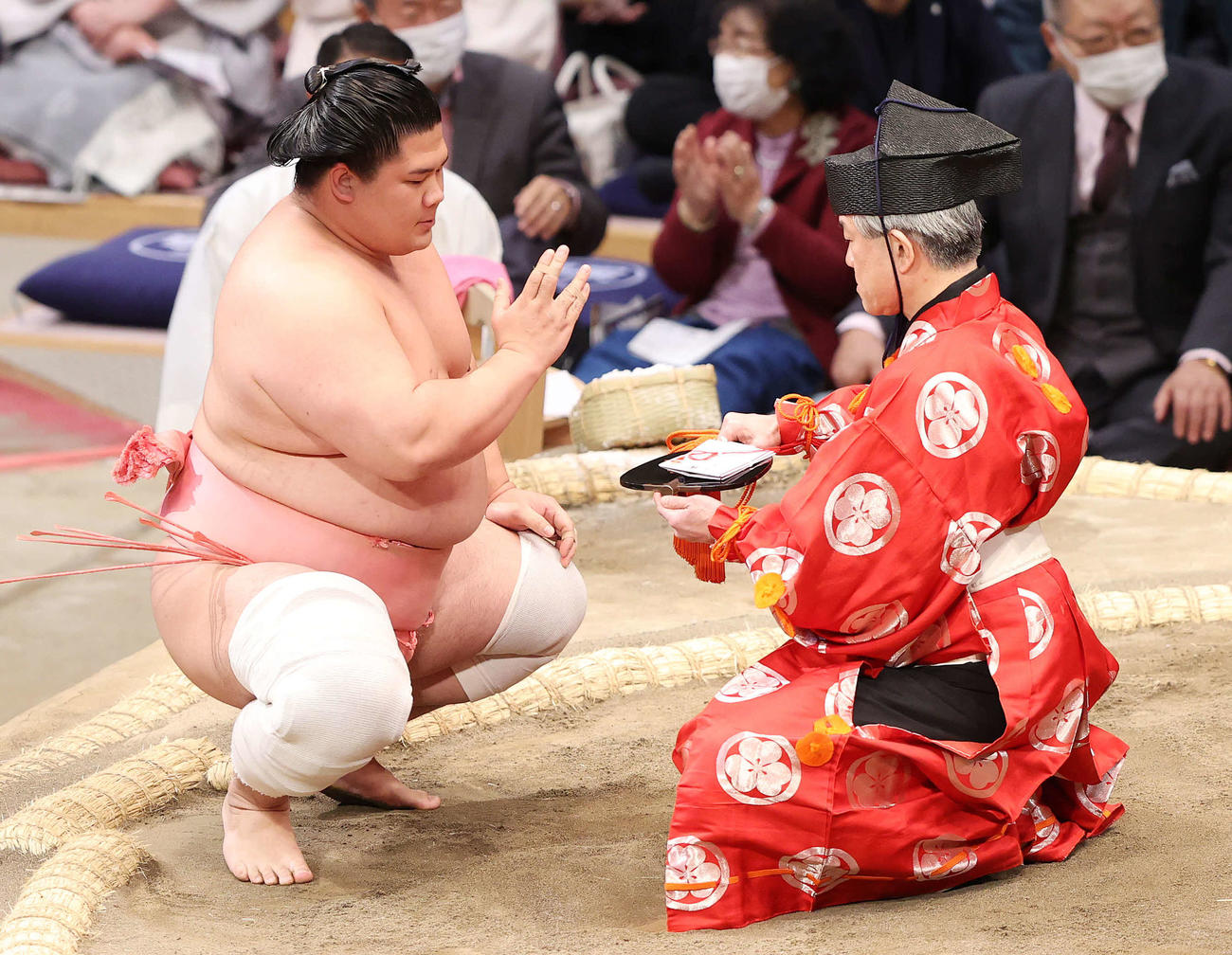 懸賞金を受け取る宇良（撮影・鈴木正人）