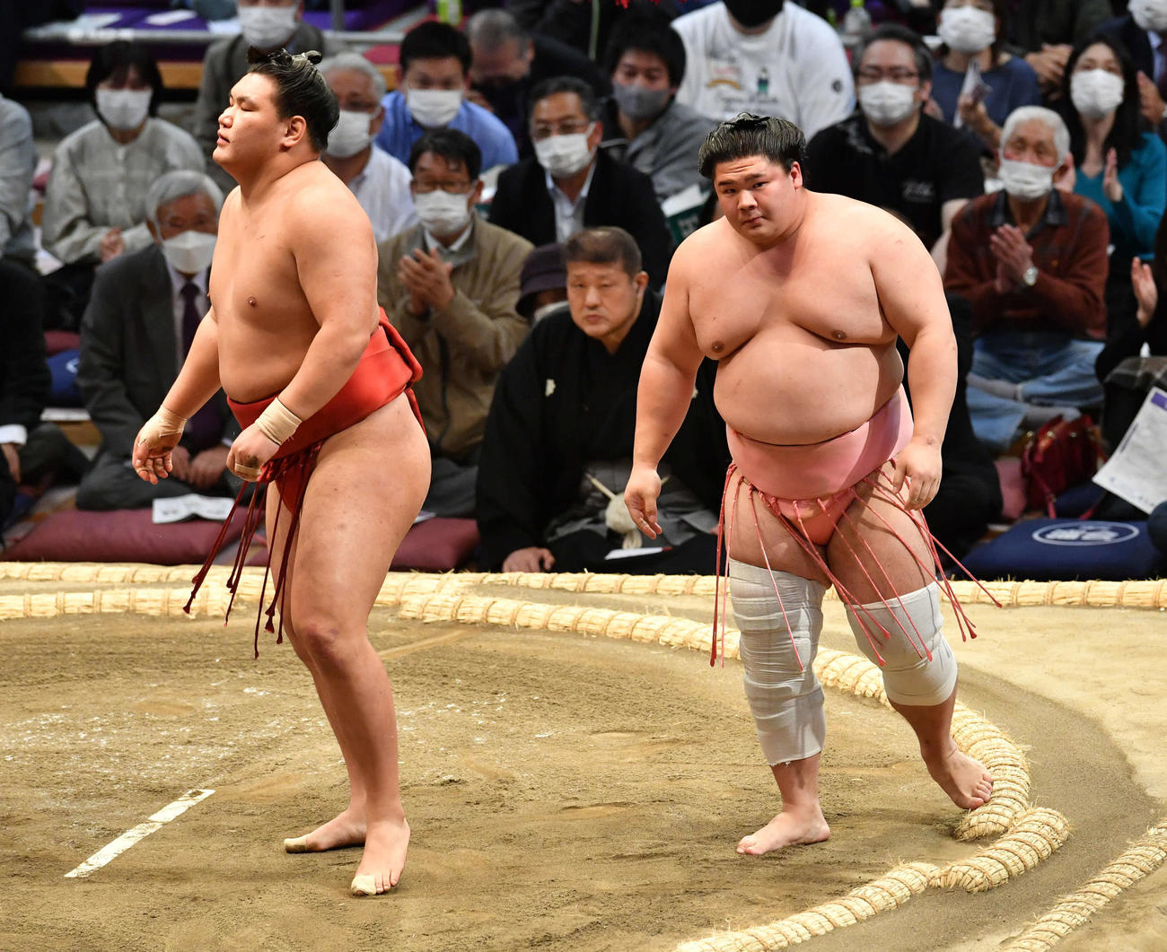 豊昇龍（左）を引き落としで破った宇良（撮影・岩下翔太）