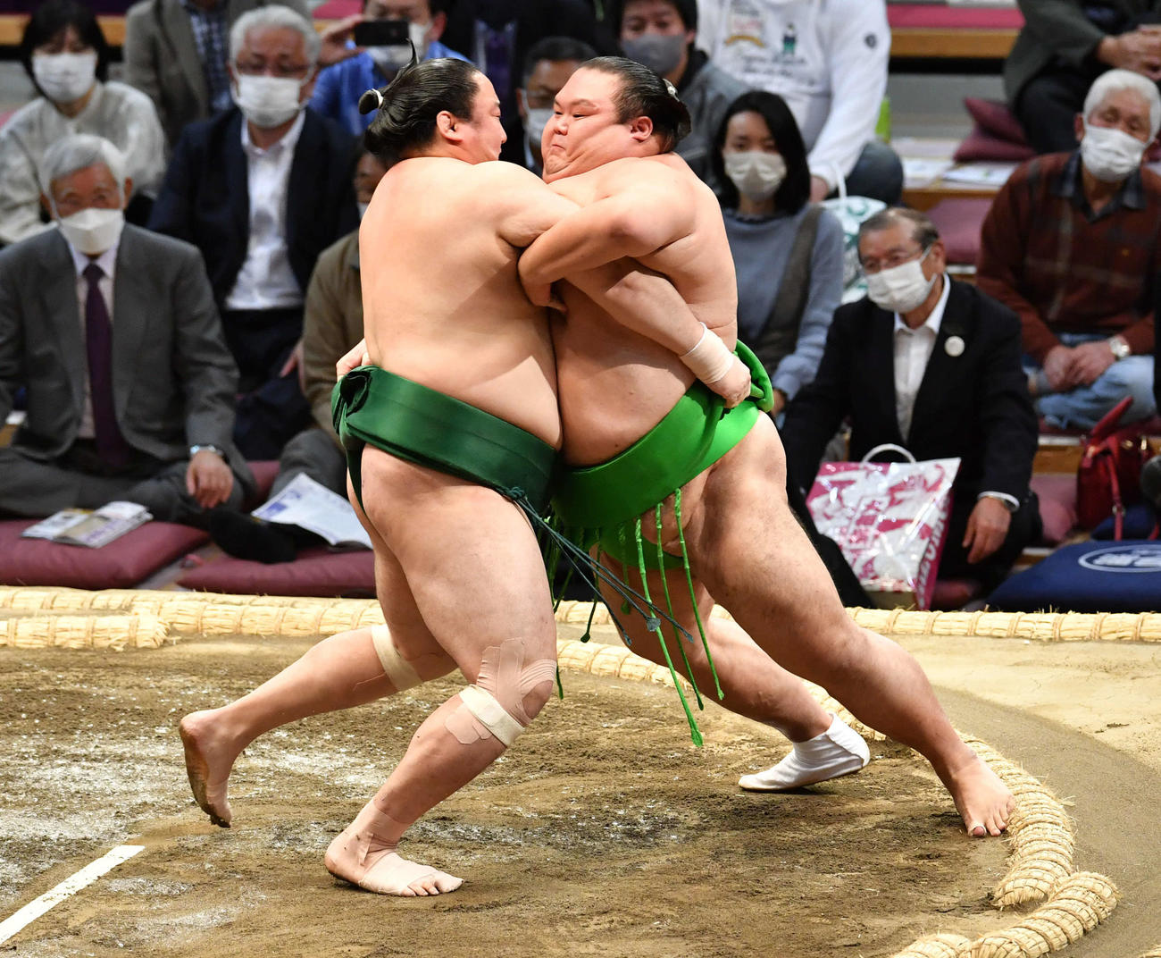 佐田の海は千代丸（右）を寄り切りで破る（撮影・岩下翔太）