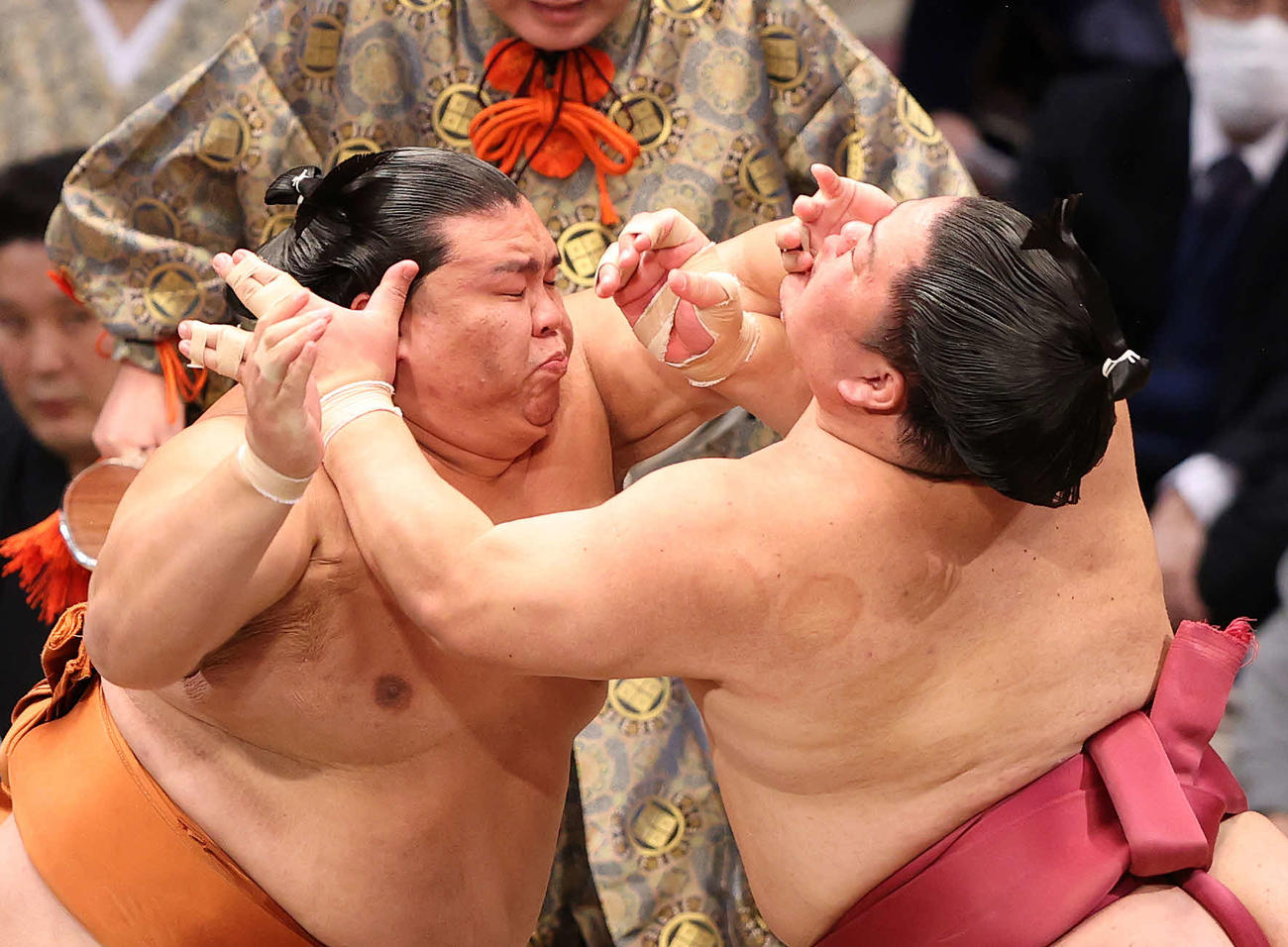 大栄翔（右）を激しく攻める御嶽海（撮影・鈴木正人）