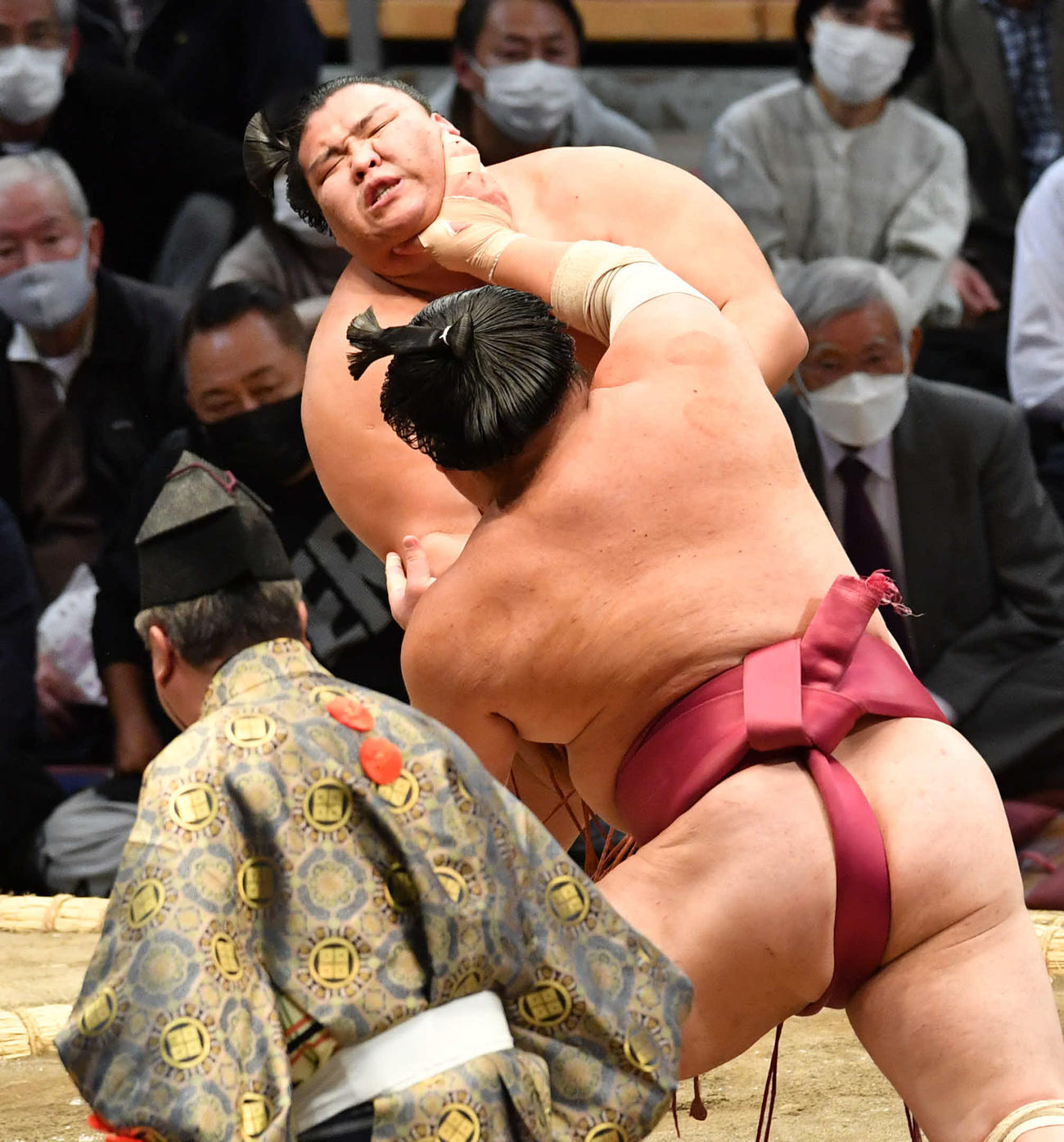 大栄翔（手前）の猛攻を受ける御嶽海（撮影・岩下翔太）
