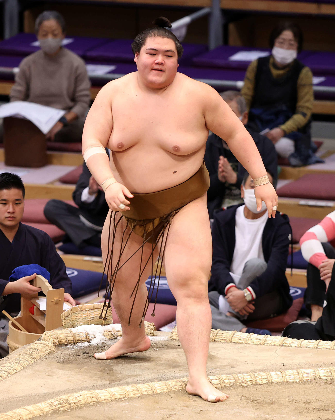 琴勝峰を押し出しで破った王鵬（撮影・鈴木正人）