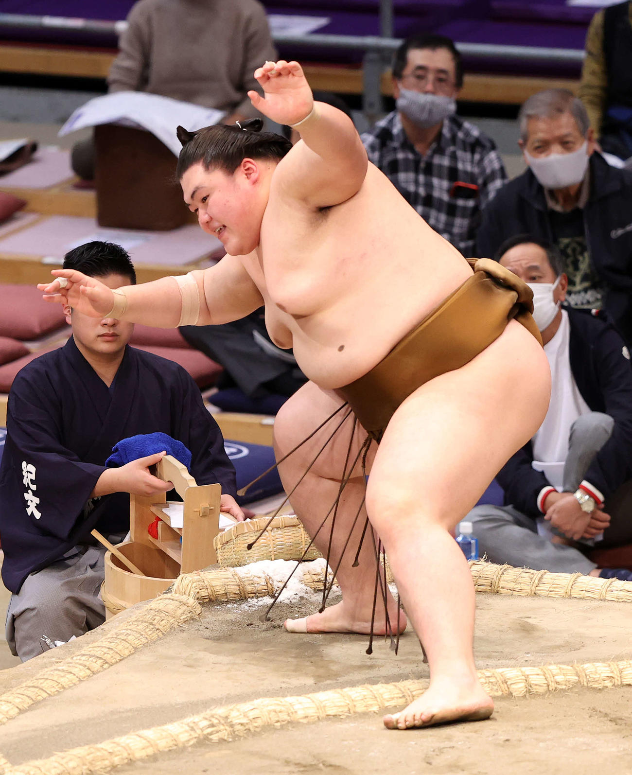 琴勝峰を押し出しで破った王鵬（撮影・鈴木正人）