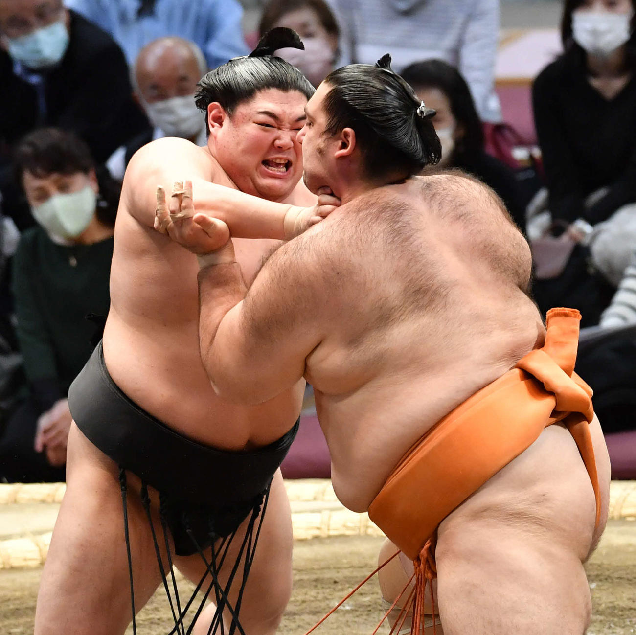 魁聖（右）を攻める阿炎（撮影・岩下翔太）