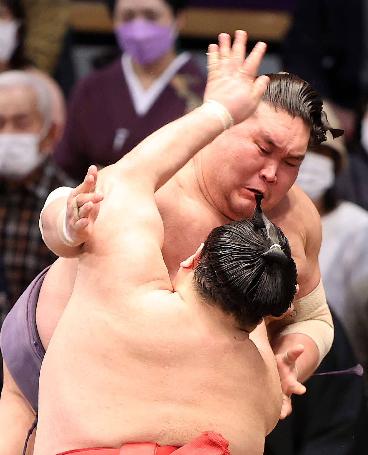阿武咲（手前）を攻める照ノ富士（撮影・鈴木正人）