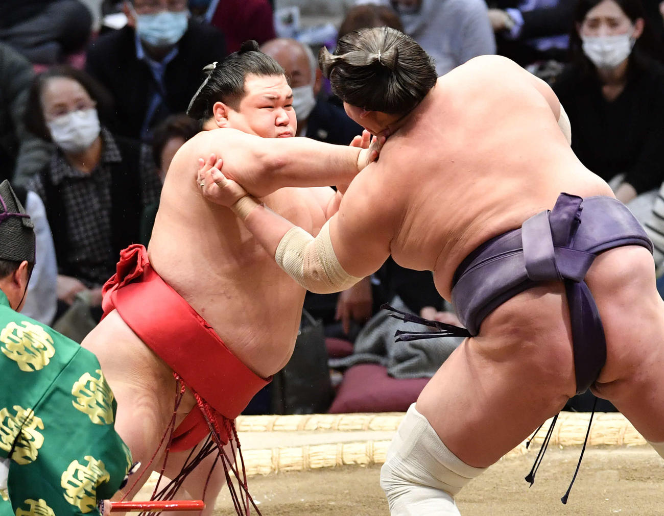 照ノ富士（右）を攻める阿武咲（撮影・岩下翔太）