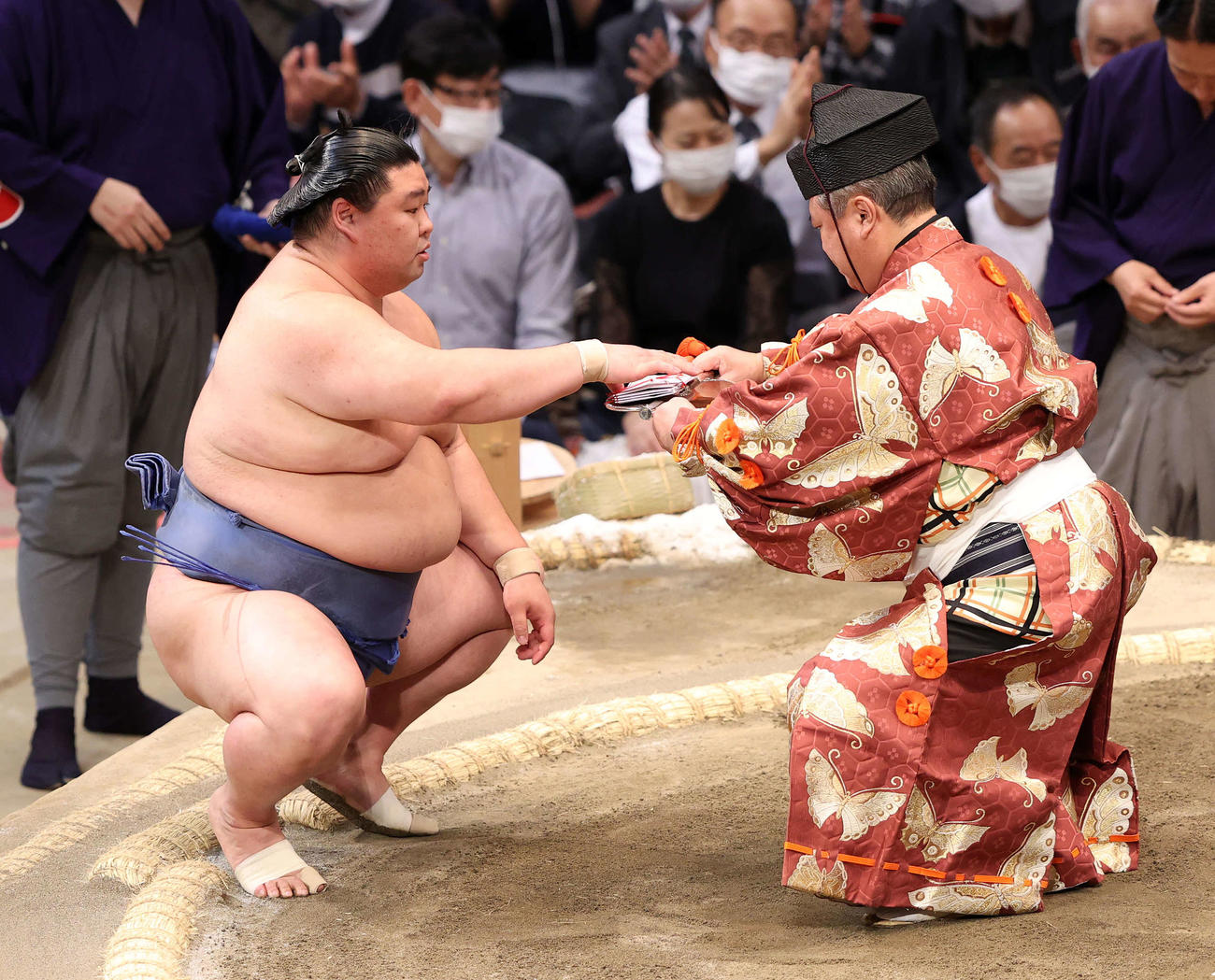 懸賞金の束を受け取る正代（撮影・鈴木正人）