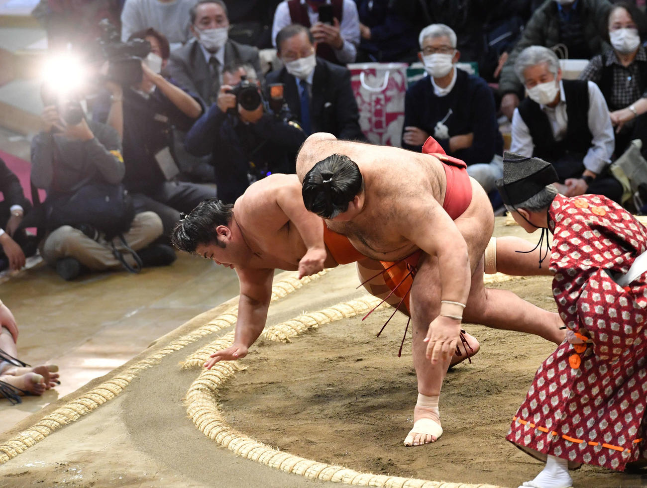 高安は志摩ノ海（左）を上手投げで破る（撮影・岩下翔太）