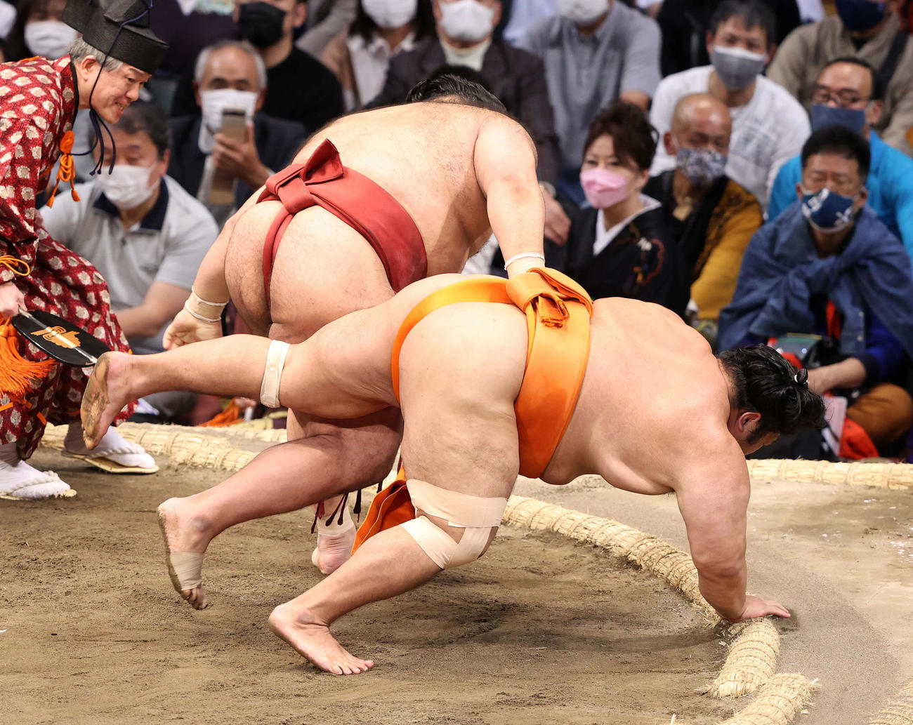 志摩ノ海（手前）を上手投げで破る高安（撮影・鈴木正人）