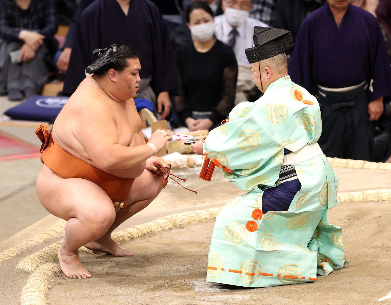 懸賞金の束を受け取る御嶽海（撮影・鈴木正人）