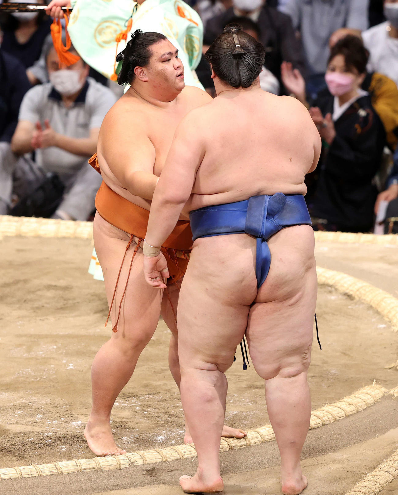 逸ノ城（右）を押し出しで破った御嶽海（撮影・鈴木正人）