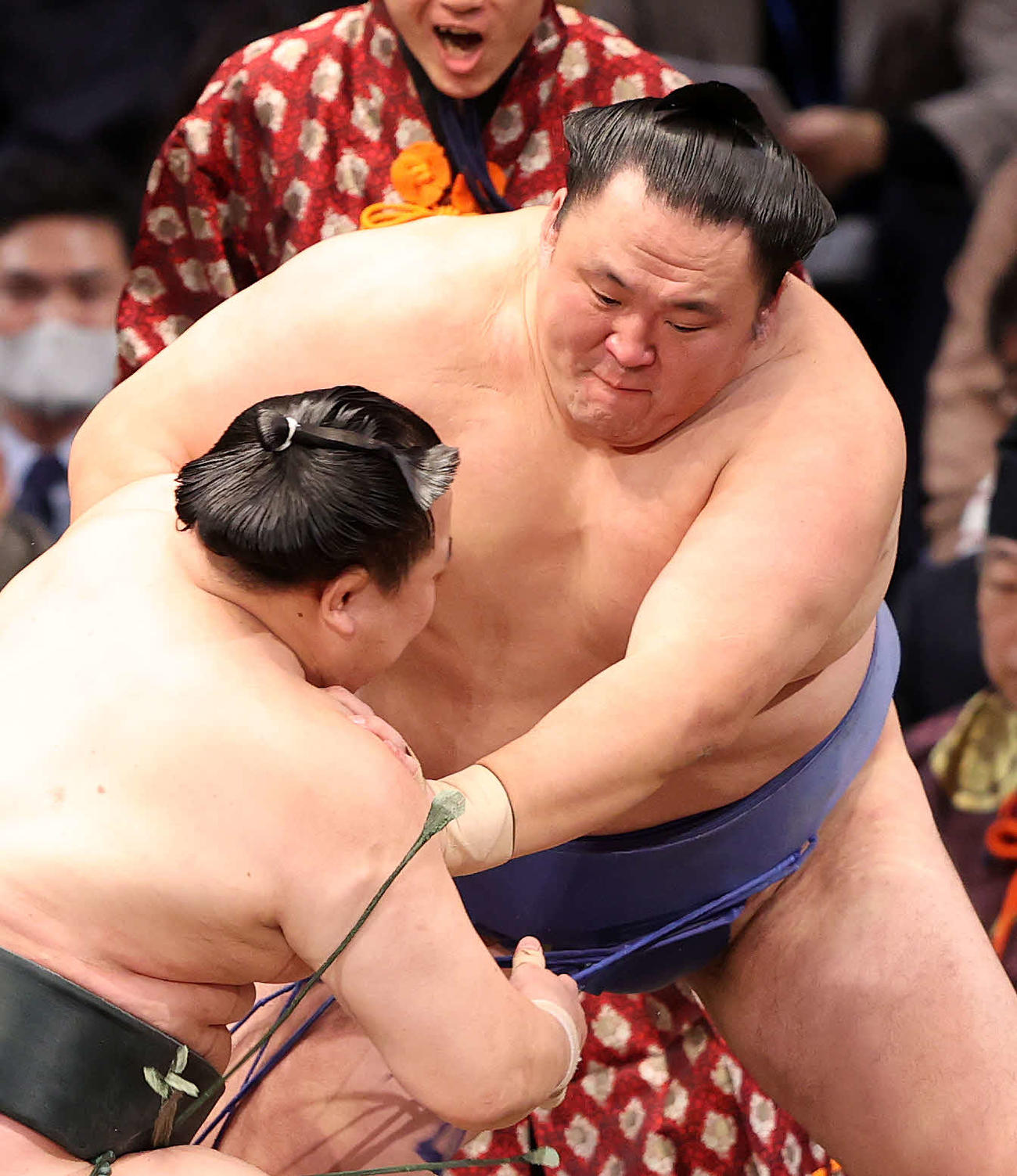 千代翔馬（左）を攻める玉鷲（撮影・鈴木正人）