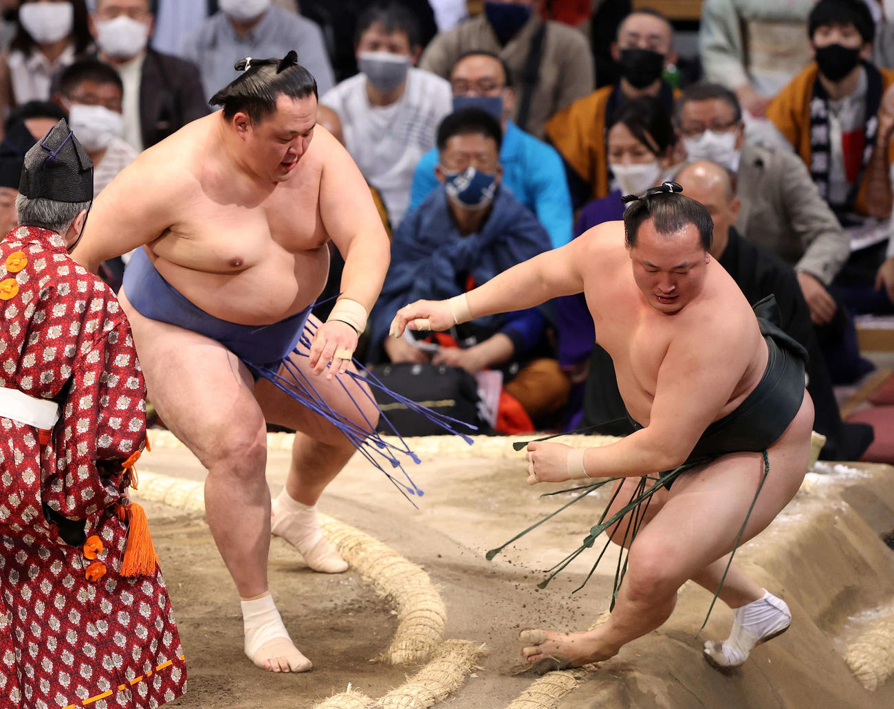 千代翔馬（右）を突き出しで破る玉鷲（撮影・鈴木正人）