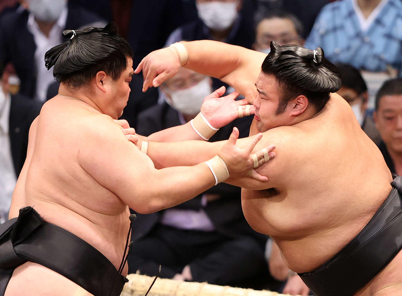 妙義龍（左）を攻める貴景勝（撮影・鈴木正人）