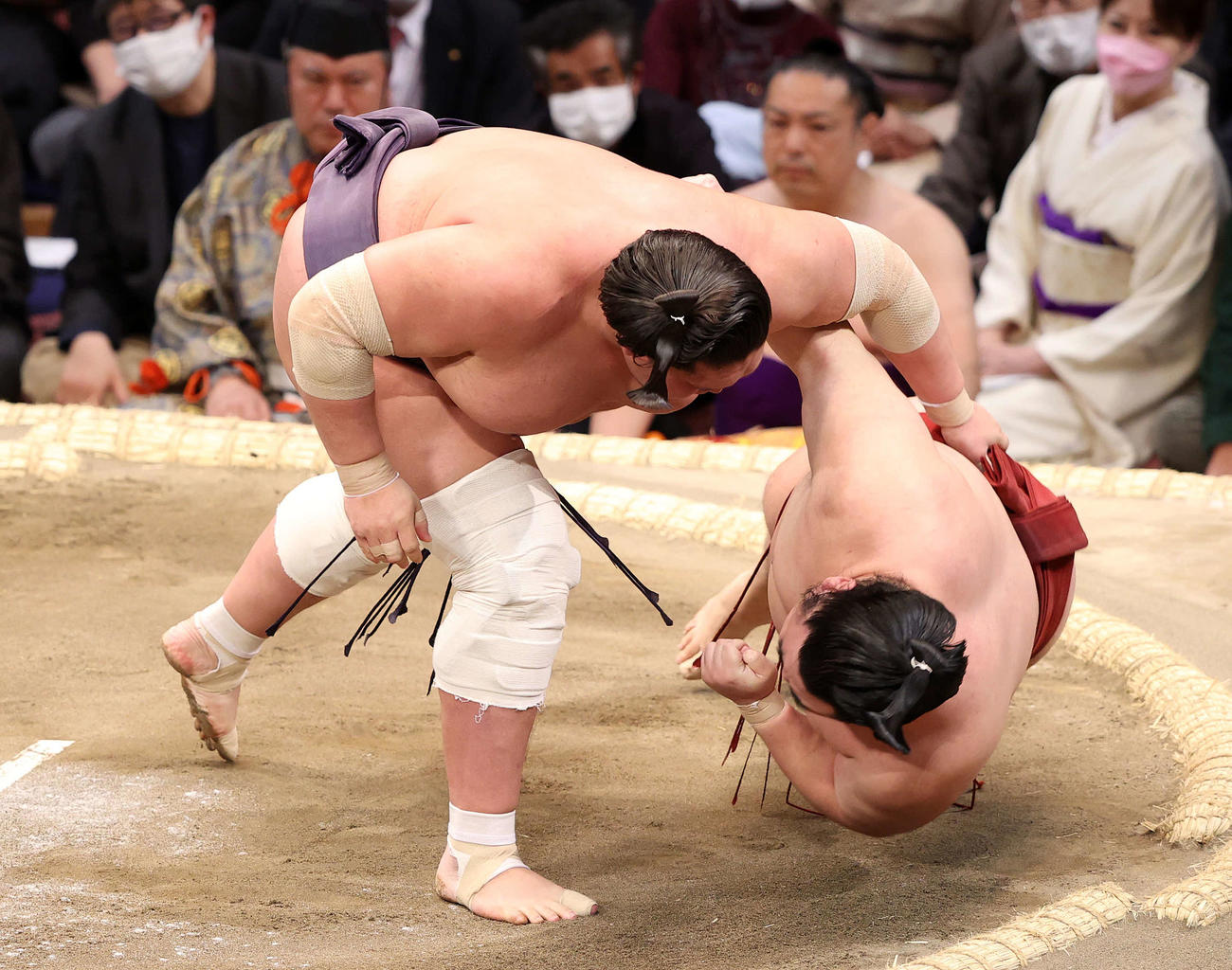 隆の勝（右）を上手投げで破る照ノ富士（撮影・鈴木正人）