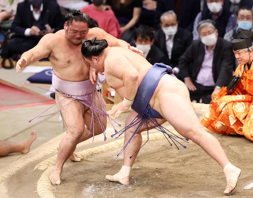 琴恵光（左）を押し出しで破る玉鷲（撮影・鈴木正人）