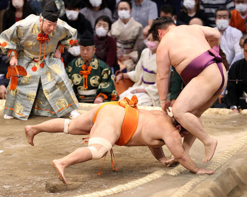 志摩ノ海（左）をはたき込みで破る遠藤（撮影・鈴木正人）