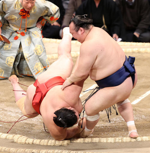 阿武咲（左）を突き落としで破る宝富士（撮影・鈴木正人）