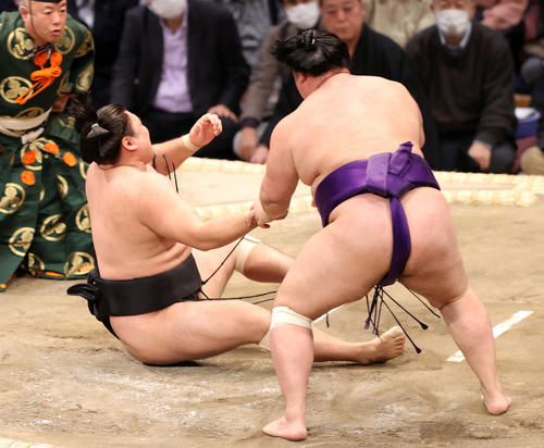 霧馬山（左）を押し倒しで破る明生（撮影・鈴木正人）