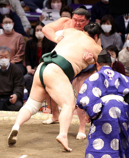 隠岐の海（手前）に寄り切りで敗れる正代（撮影・鈴木正人）