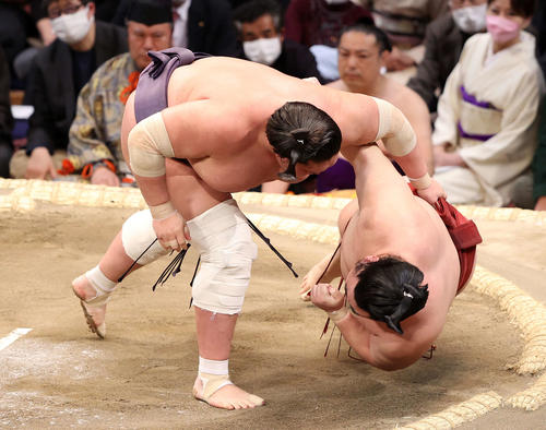 隆の勝（右）を上手投げで破る照ノ富士（撮影・鈴木正人）