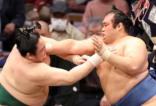 佐田の海（左）を激しく攻める千代の国（撮影・鈴木正人）