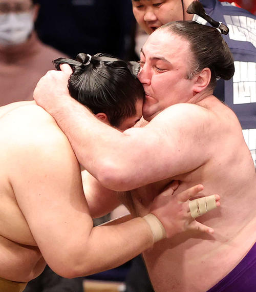 輝（左）を攻める栃ノ心（撮影・鈴木正人）