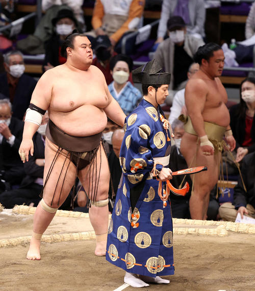 石浦（右）を送り出しで破った英乃海（撮影・鈴木正人）