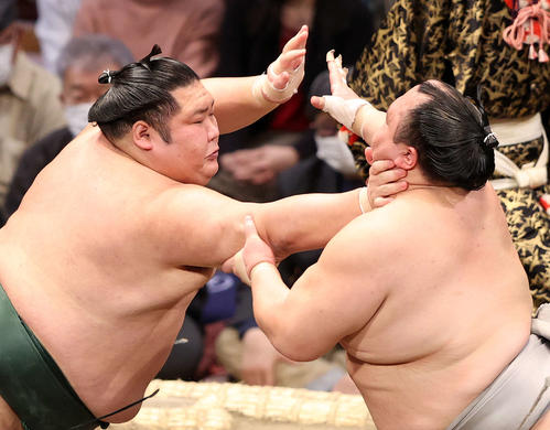 北勝富士（右）を攻める千代大龍（撮影・鈴木正人）