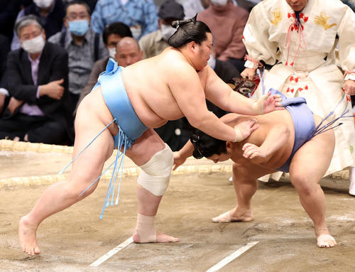 琴ノ若（左）の攻めを避ける翔猿（撮影・鈴木正人）