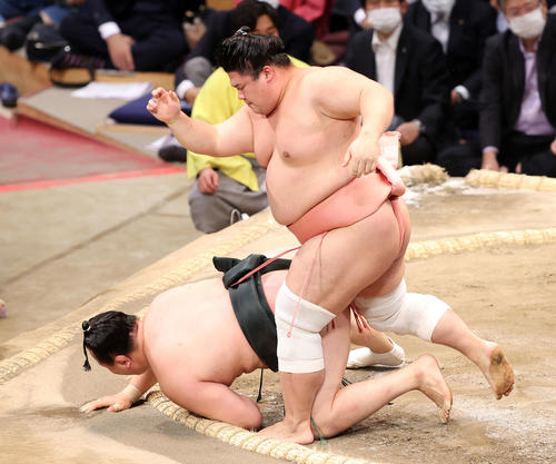 千代翔馬（後方）をとったりで破る宇良（撮影・鈴木正人）