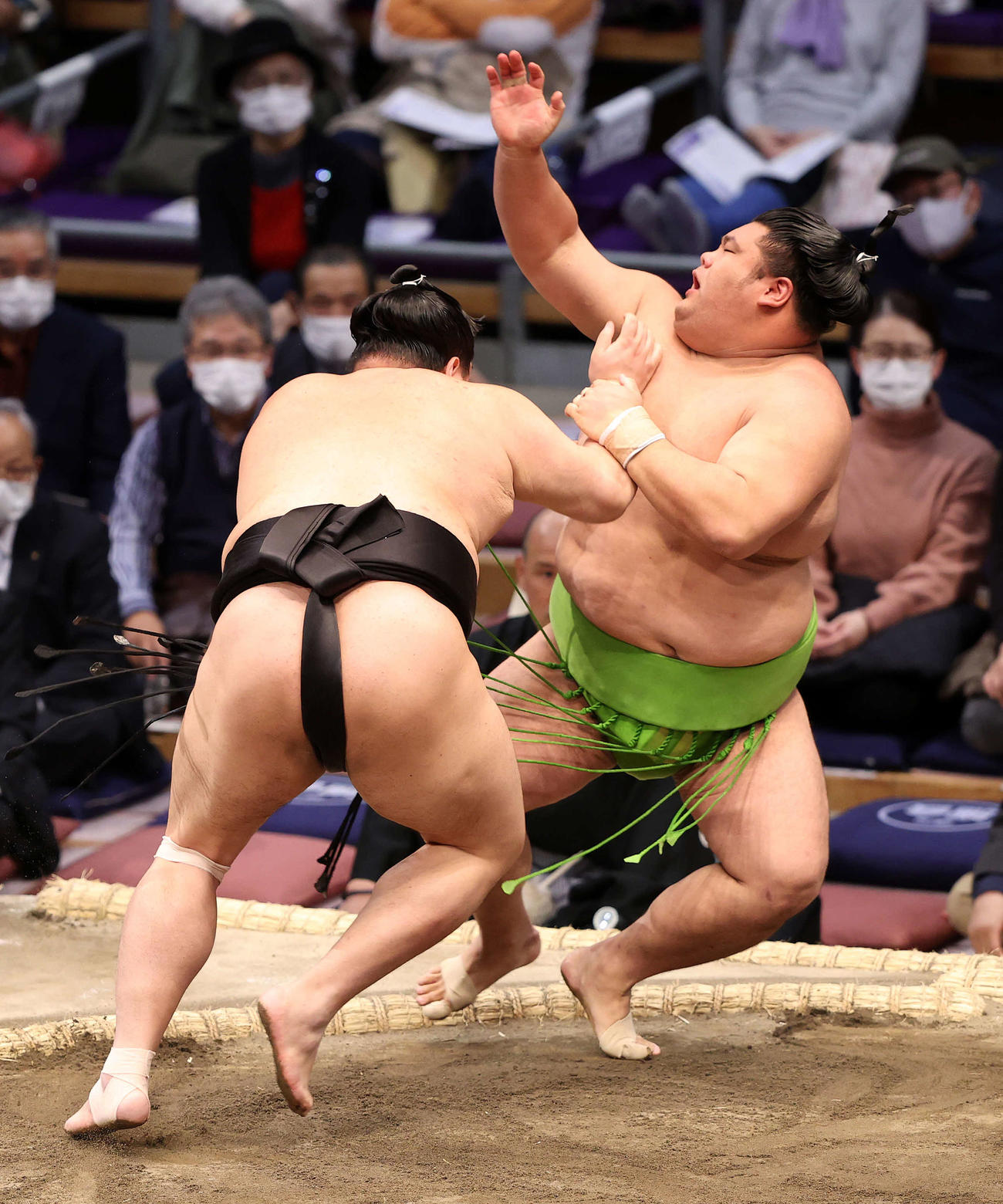 天空海（右）を押し倒しで破る阿炎（撮影・鈴木正人）