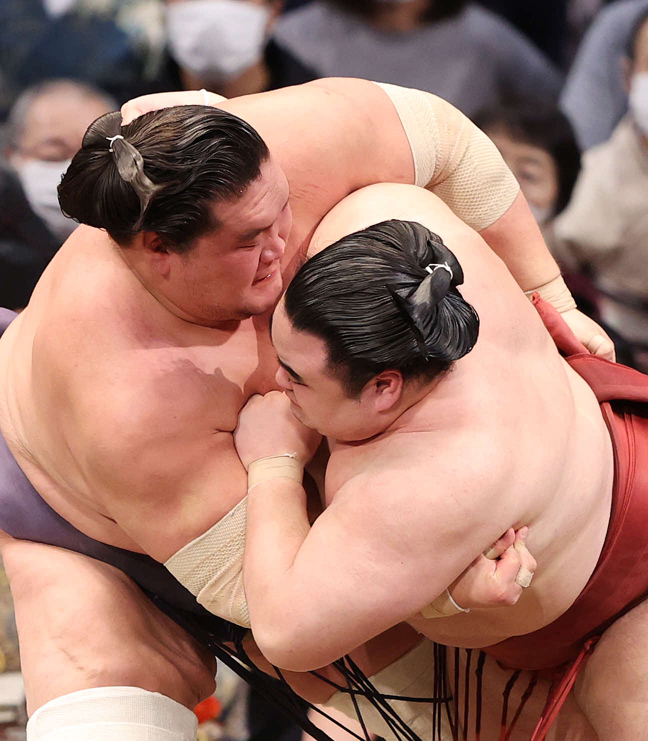 隆の勝（右）を攻める照ノ富士（撮影・鈴木正人）