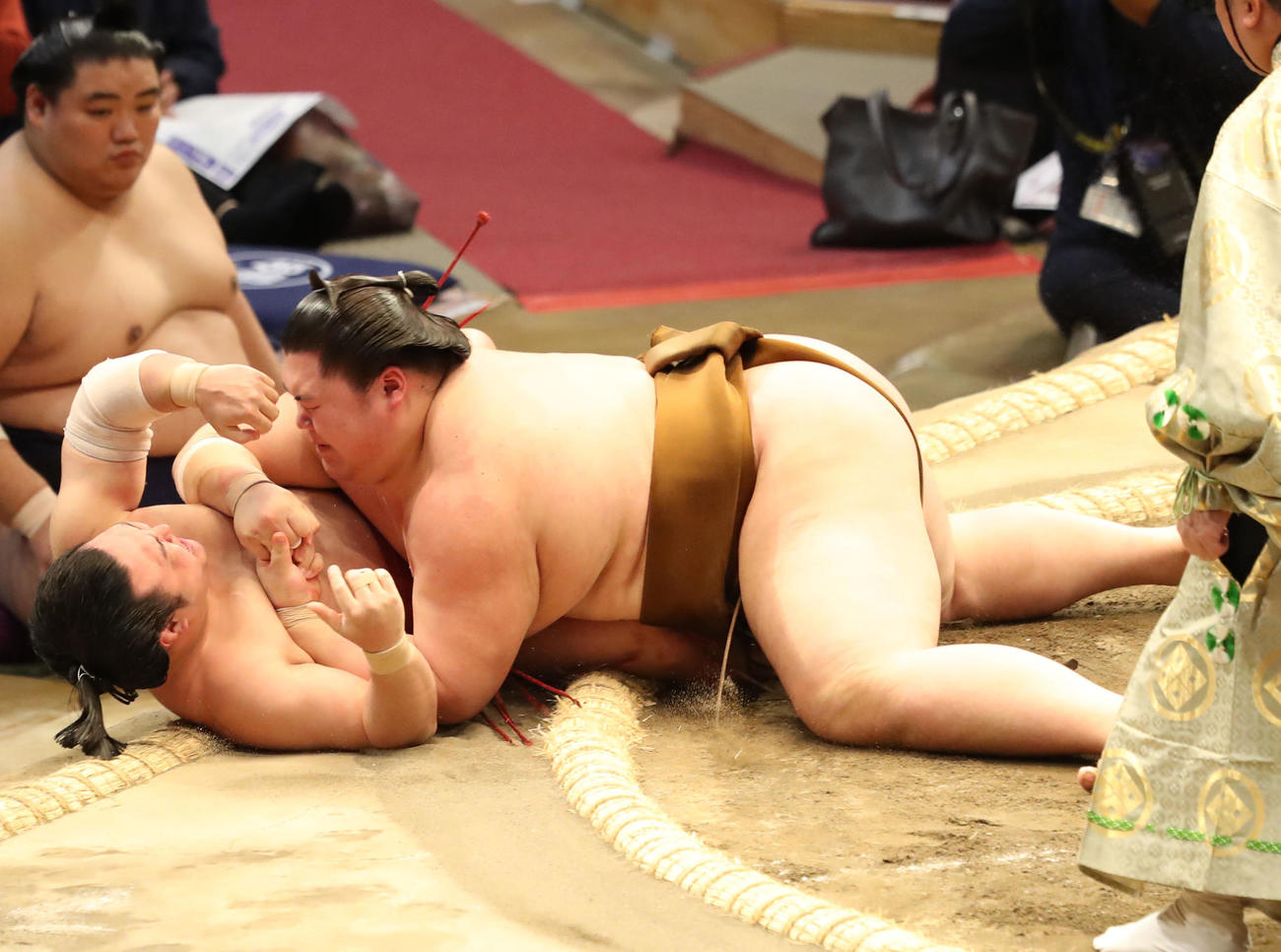 炎鵬（左）をきめ倒しで破る王鵬（撮影・屋方直哉）