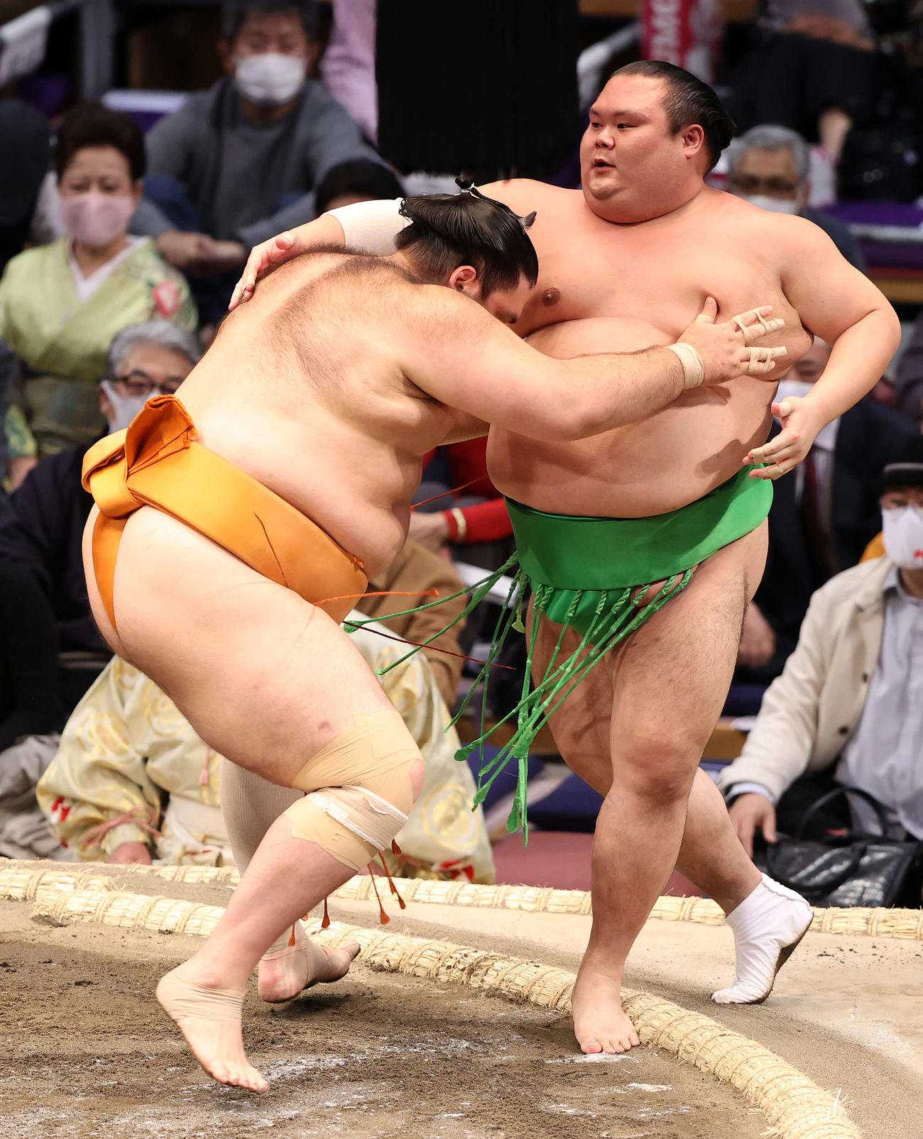 千代丸（右）を押し出しで破る魁聖（撮影・鈴木正人）