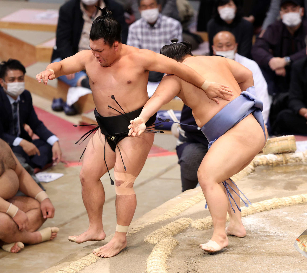 照強（左）を送り出しで破る翔猿（撮影・鈴木正人）