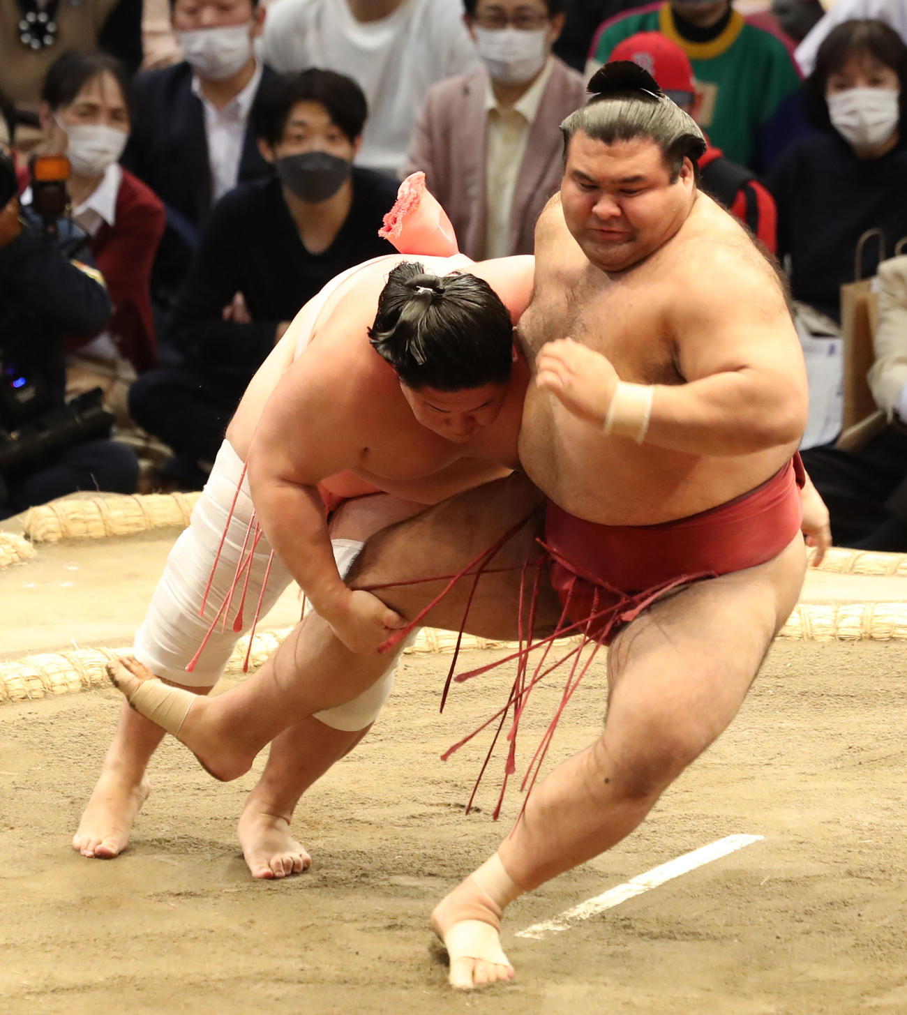 高安（右）を足取りで破る宇良（撮影・屋方直哉）