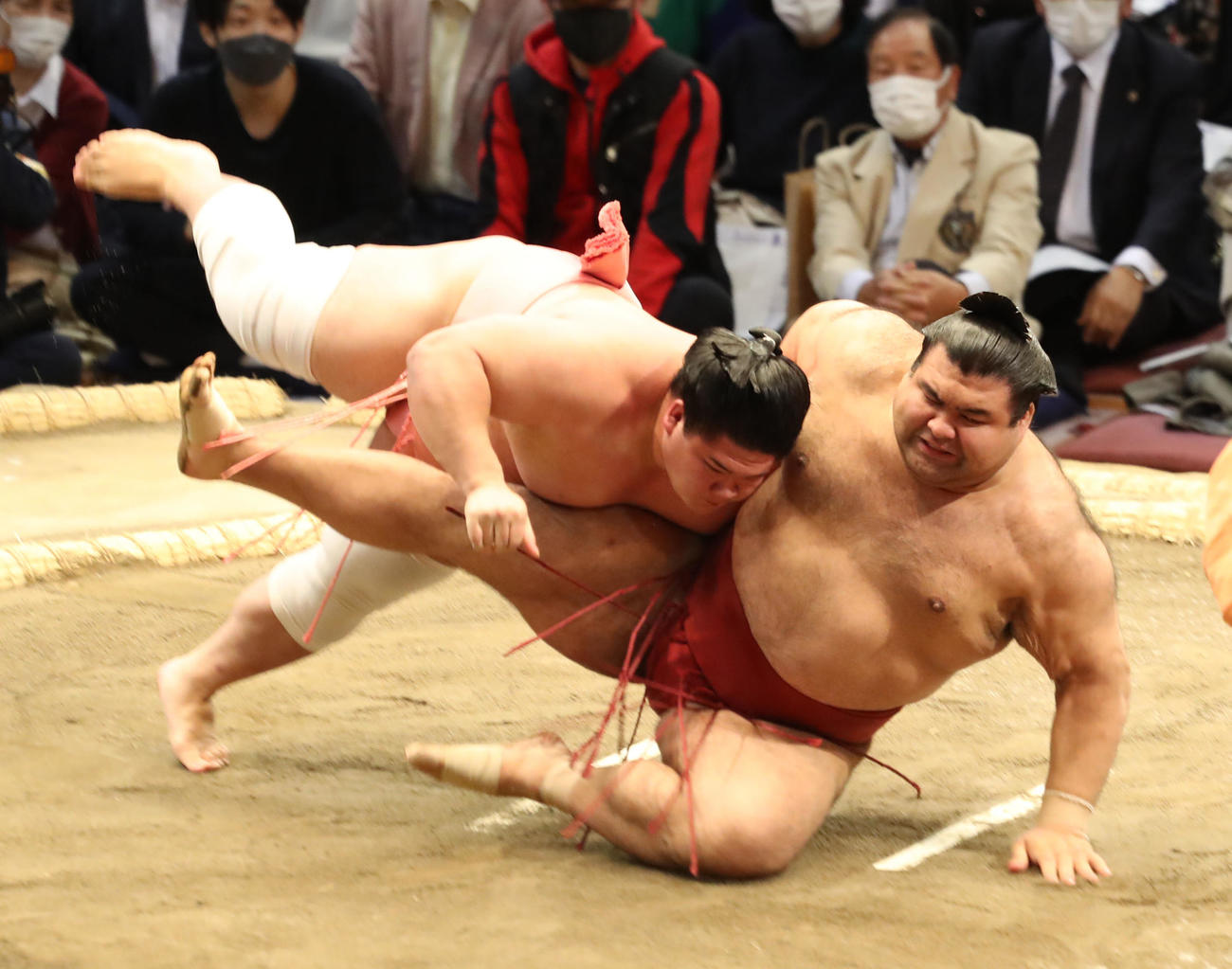 高安（右）を足取りで破る宇良（撮影・屋方直哉）