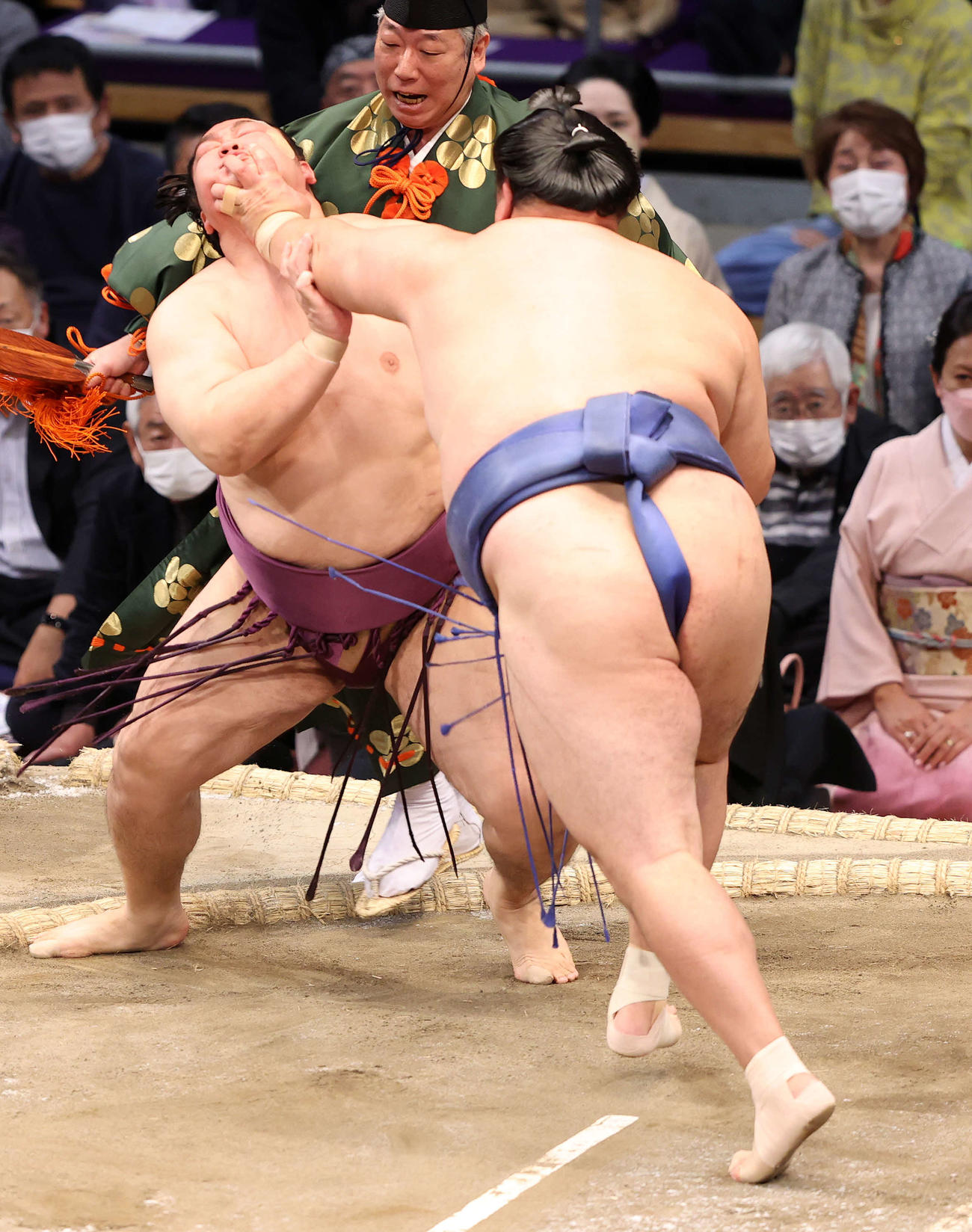遠藤（左）を押し出しで破る玉鷲（撮影・鈴木正人）