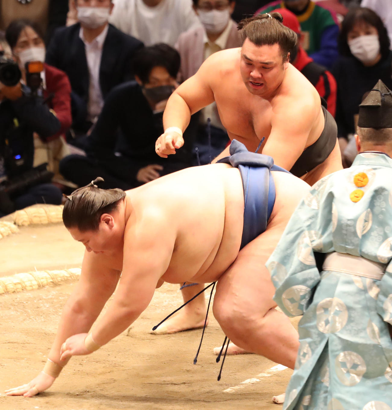 逸ノ城（左）を上手出し投げで破る霧馬山（撮影・屋方直哉）