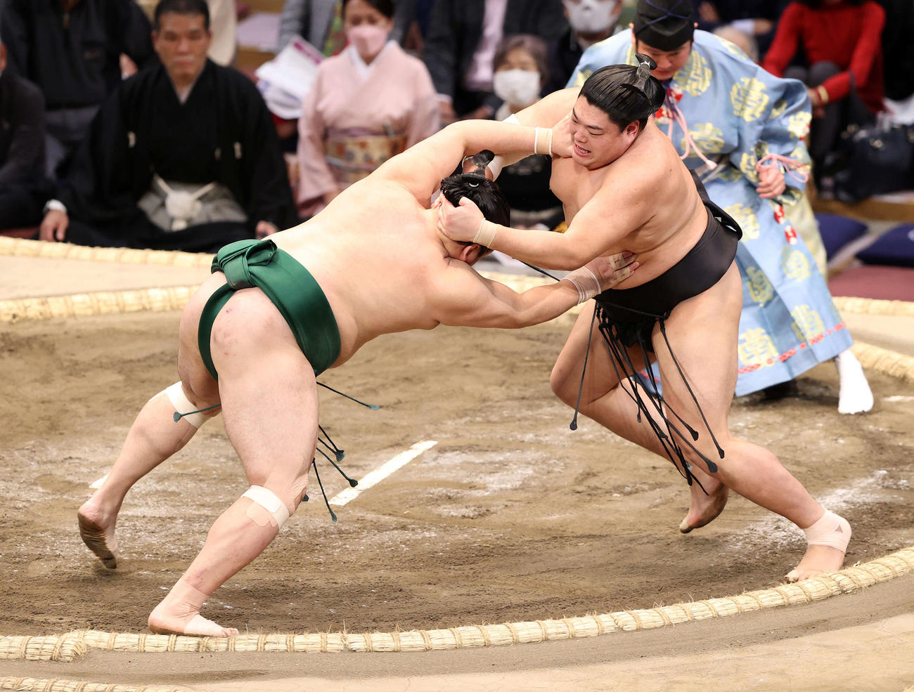 佐田の海（左）をとっくり投げで破る阿炎（撮影・鈴木正人）
