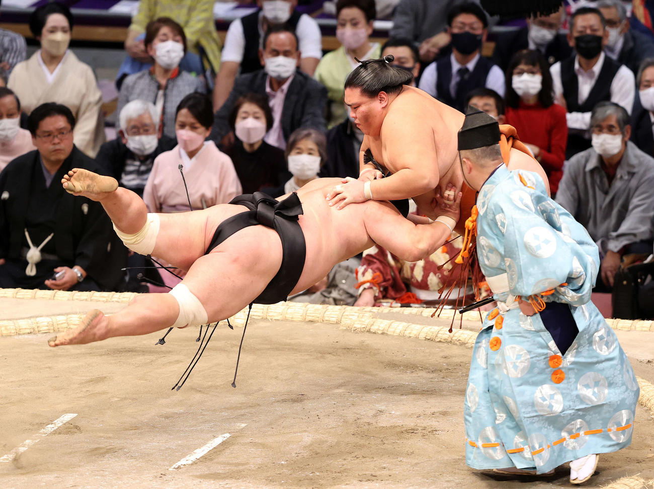 妙義龍（左）をはたき込みで破る御嶽海（撮影・鈴木正人）
