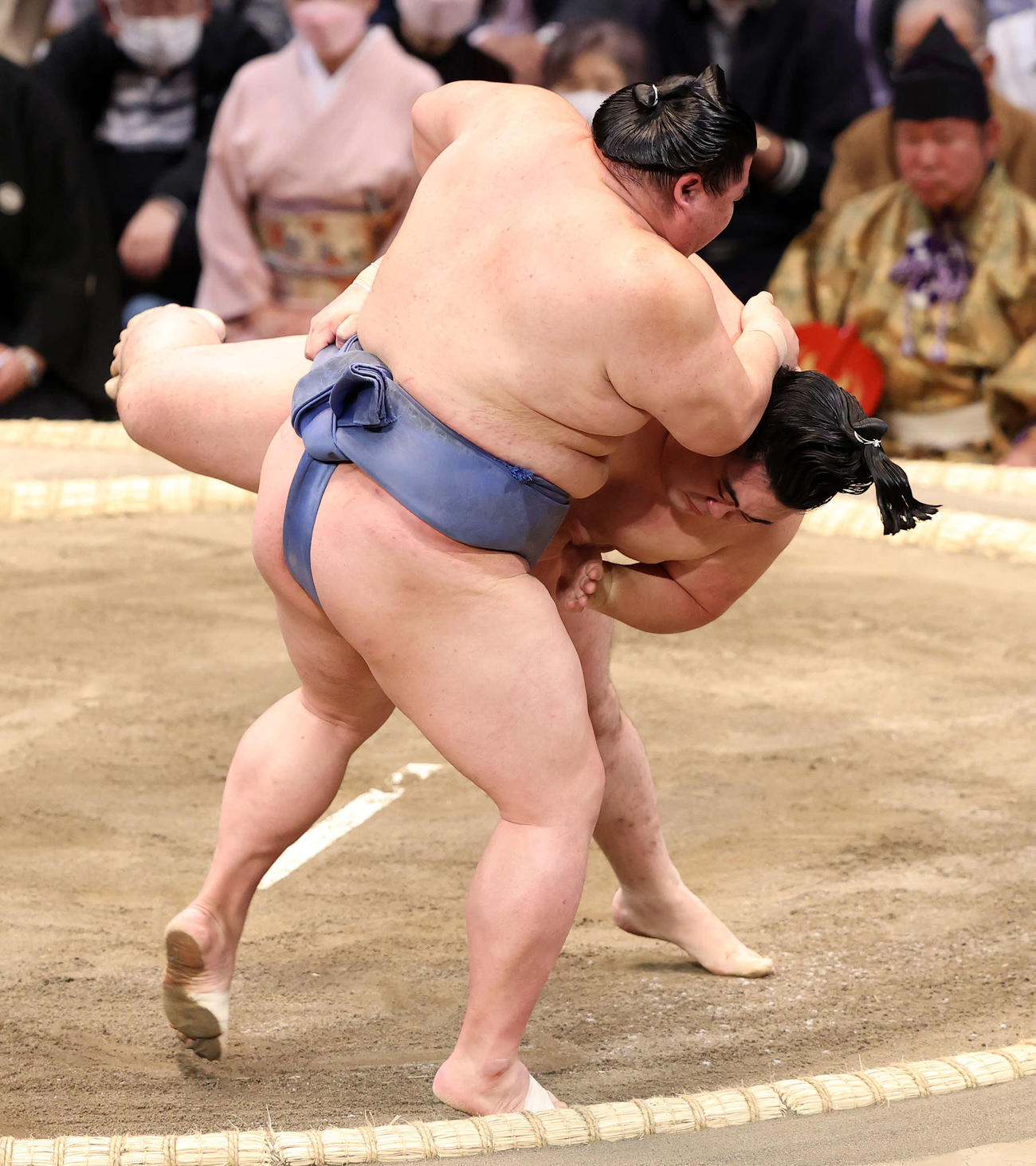 正代（手前）を寄り切りで破る隆の勝（撮影・鈴木正人）