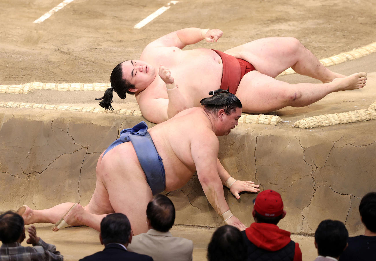 正代（手前）を寄り切りで破った隆の勝（撮影・鈴木正人）