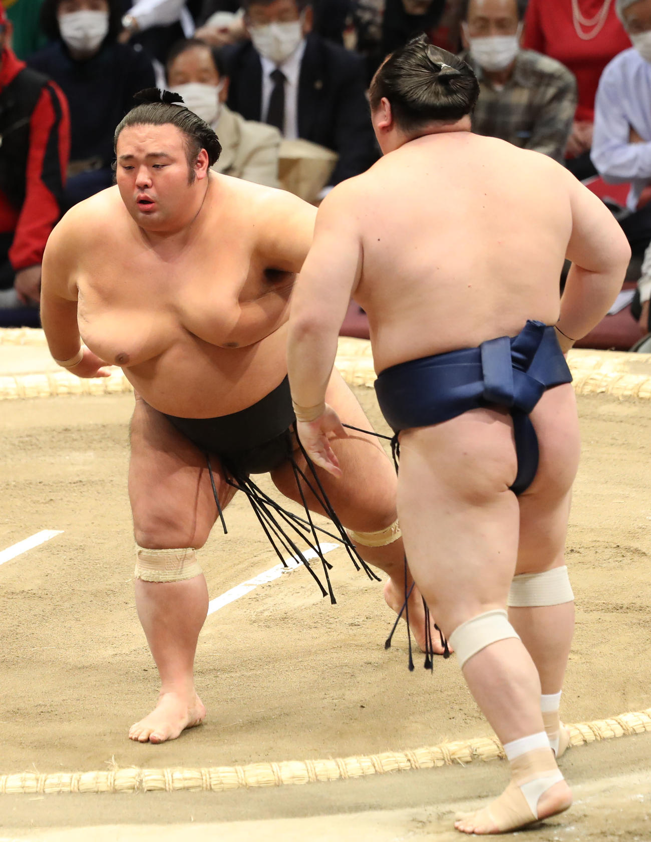 宝富士（右）を押し出しで破る貴景勝（撮影・屋方直哉）