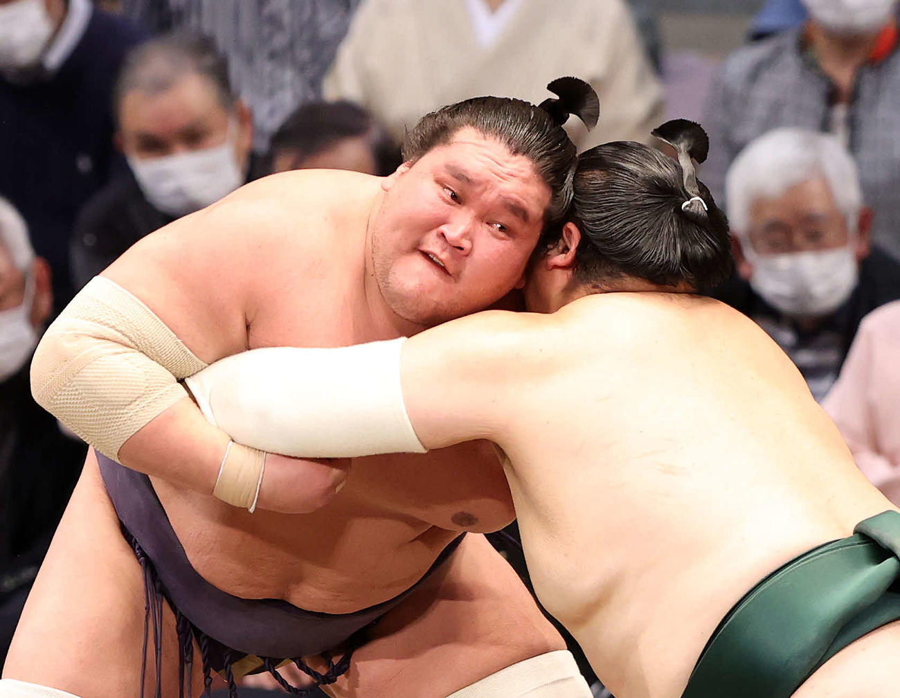 隠岐の海（右）を攻める照ノ富士（撮影・鈴木正人）