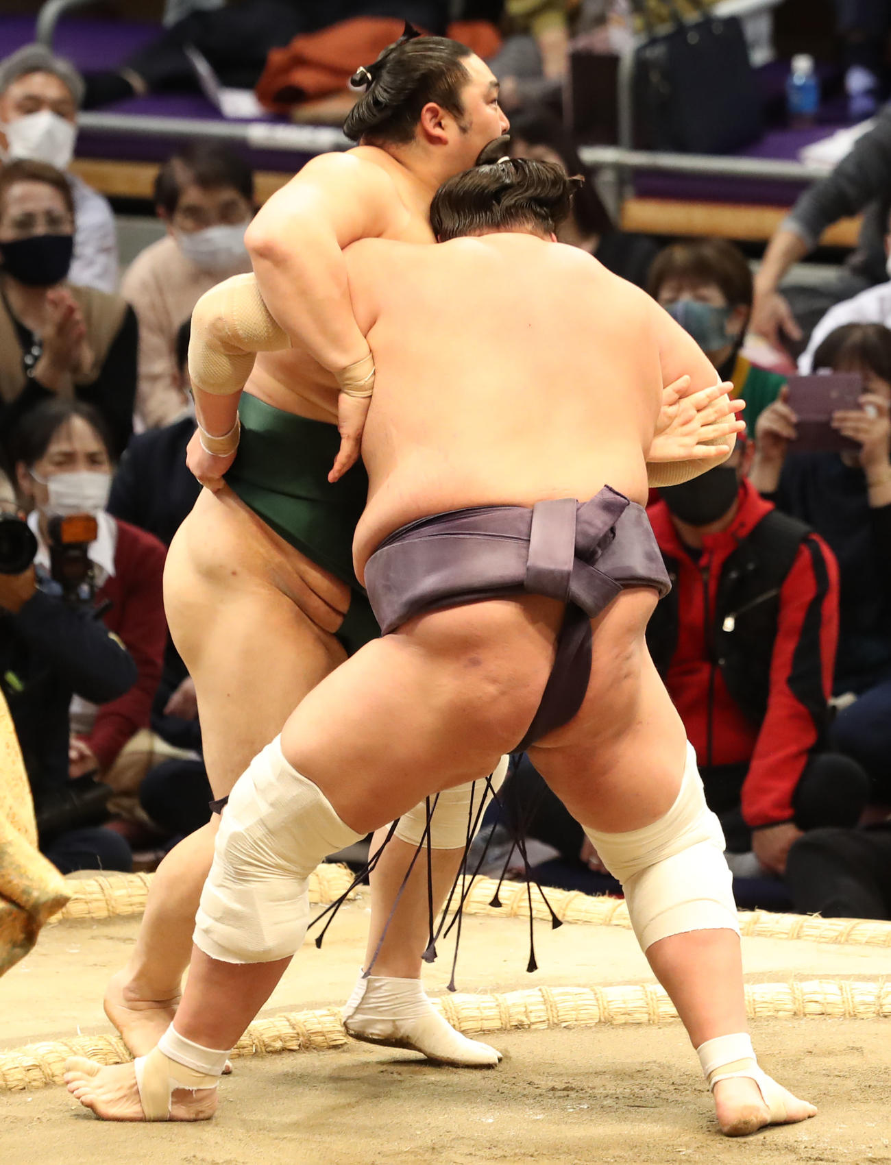 隠岐の海（左）を寄り切りで破る照ノ富士（撮影・屋方直哉）