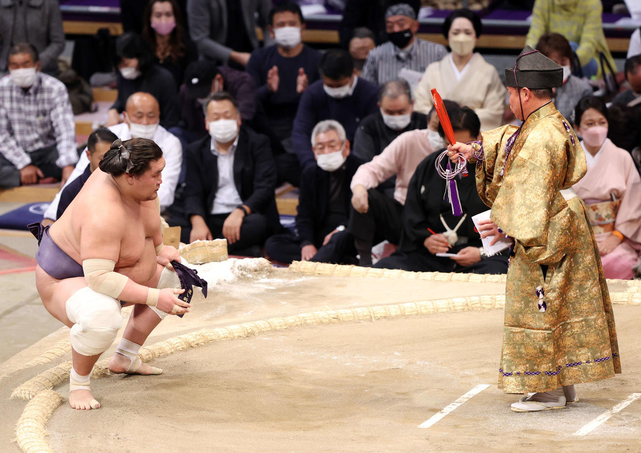 隠岐の海を寄り切りで破り勝ち名乗りを受ける照ノ富士（撮影・鈴木正人）