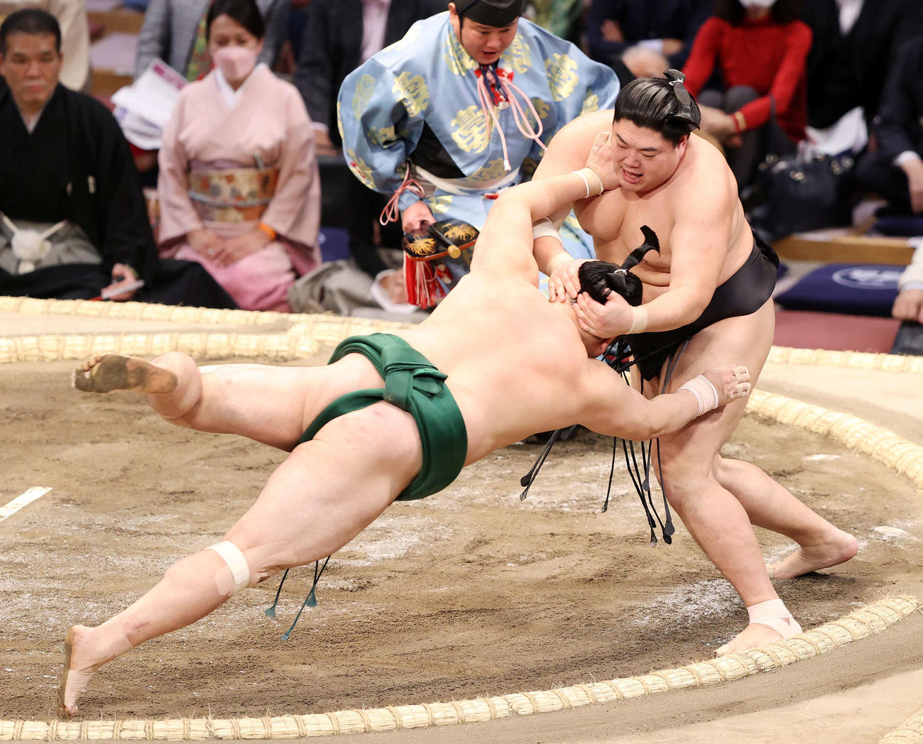 佐田の海（左）をとっくり投げで破る阿炎（撮影・鈴木正人）