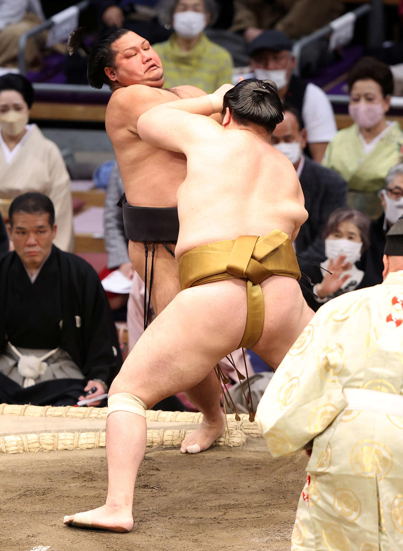 松鳳山（後方）を突き出しで破る輝（撮影・鈴木正人）